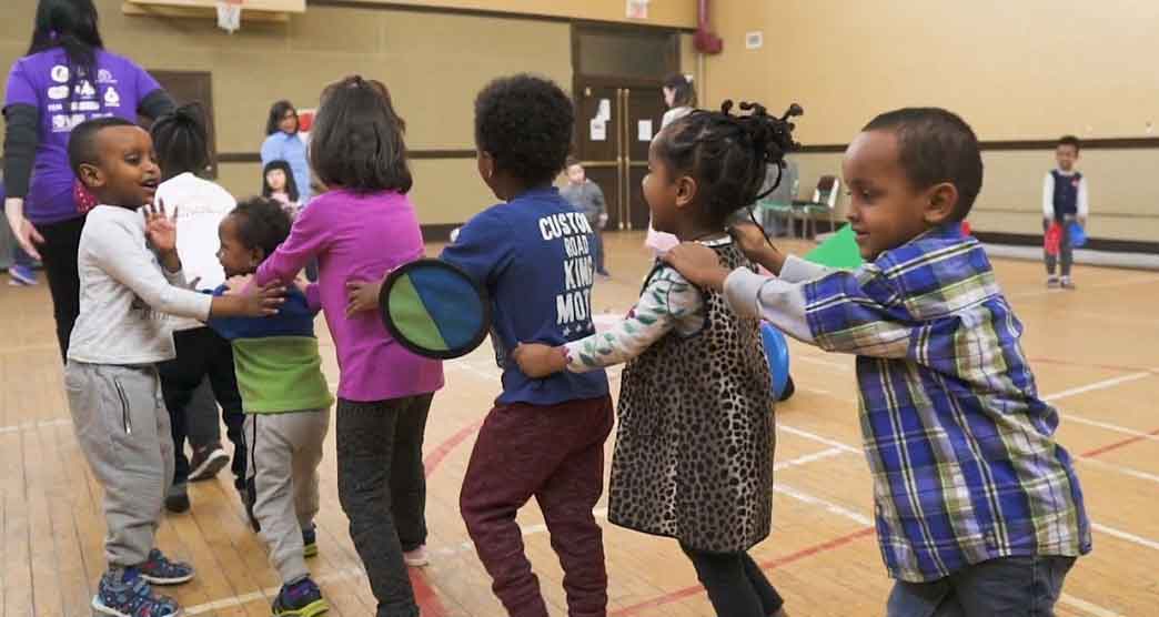 La Journée mondiale de l'enfance, le 20 novembre, afin de promouvoir le respect et les droits des enfants