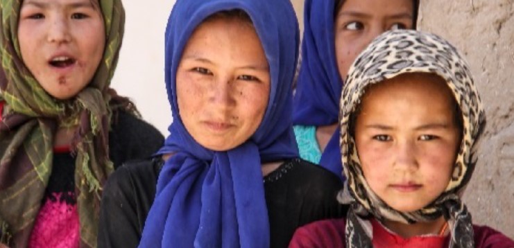 Image of 3 young Afghan girls